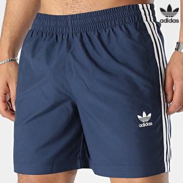 https://laboutiqueofficielle-res.cloudinary.com/image/upload/v1627646526/Desc/Watermark/3adidas_orginal.svg Adidas Originals - Short De Bain A Bandes Originals 3 Stripes HT4407 Bleu Marine
