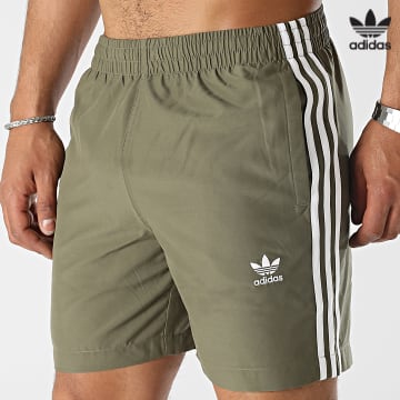 https://laboutiqueofficielle-res.cloudinary.com/image/upload/v1627646526/Desc/Watermark/3adidas_orginal.svg Adidas Originals - Short De Bain A Bandes HT4409 Vert Kaki