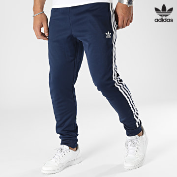 https://laboutiqueofficielle-res.cloudinary.com/image/upload/v1627646526/Desc/Watermark/3adidas_orginal.svg Adidas Originals - Pantalon Jogging A Bandes IA4789 Bleu Marine