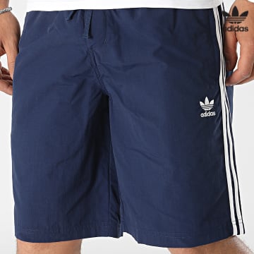 https://laboutiqueofficielle-res.cloudinary.com/image/upload/v1627646526/Desc/Watermark/3adidas_orginal.svg Adidas Originals - Short Jogging A Bandes HK7389 Bleu Marine