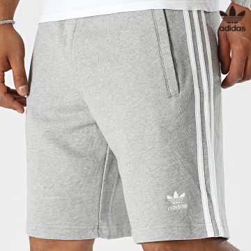 https://laboutiqueofficielle-res.cloudinary.com/image/upload/v1627646526/Desc/Watermark/3adidas_orginal.svg Adidas Originals - Short Jogging 3 Stripes IA6354 Gris Chiné