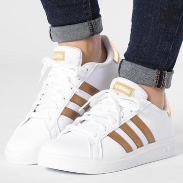 https://laboutiqueofficielle-res.cloudinary.com/image/upload/v1627646526/Desc/Watermark/3adidas_orginal.svg Adidas Originals - Baskets Femme Grand Court 2.0 GY2578 Footwear White Magic Gold