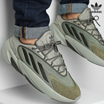 https://laboutiqueofficielle-res.cloudinary.com/image/upload/v1627646526/Desc/Watermark/3adidas_orginal.svg Adidas Originals - Baskets Ozelia IE2003 Silver Pebble Shadow Olive Focus Olive