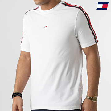 https://laboutiqueofficielle-res.cloudinary.com/image/upload/v1627646949/Desc/Watermark/10logo_tommy_sport.svg Tommy Sport - Tee Shirt A Bandes Tape 1283 Blanc