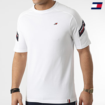 https://laboutiqueofficielle-res.cloudinary.com/image/upload/v1627646949/Desc/Watermark/10logo_tommy_sport.svg Tommy Sport - Tee Shirt Tape 2699 Blanc