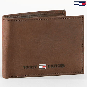 https://laboutiqueofficielle-res.cloudinary.com/image/upload/v1627647047/Desc/Watermark/5logo_tommyhilfiger_watermark.svg Tommy Hilfiger - Portefeuille Johnson 0662 Marron