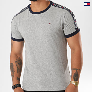 https://laboutiqueofficielle-res.cloudinary.com/image/upload/v1627647047/Desc/Watermark/5logo_tommyhilfiger_watermark.svg Tommy Hilfiger - Tee Shirt A Bandes 0562 Gris Chiné