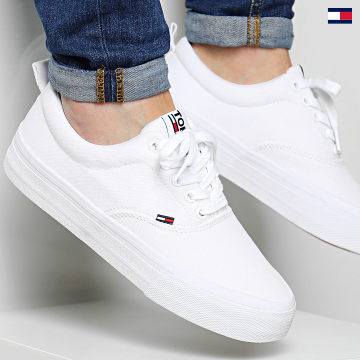https://laboutiqueofficielle-res.cloudinary.com/image/upload/v1627647047/Desc/Watermark/5logo_tommyhilfiger_watermark.svg Tommy Jeans - Baskets Classic Tommy Jeans Sneaker 0530 White