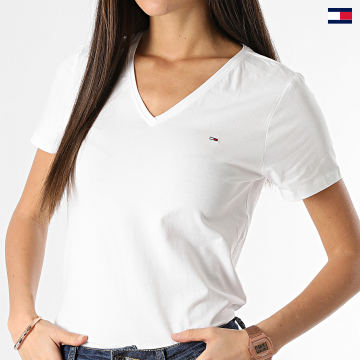 https://laboutiqueofficielle-res.cloudinary.com/image/upload/v1627647047/Desc/Watermark/5logo_tommyhilfiger_watermark.svg Tommy Jeans - Tee Shirt Skinny Femme Col V Stretch 9197 Blanc