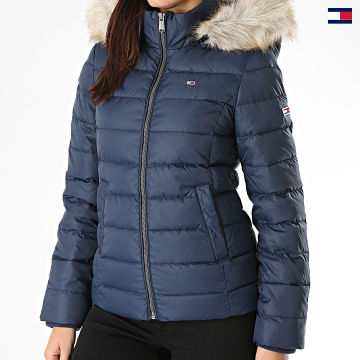 https://laboutiqueofficielle-res.cloudinary.com/image/upload/v1627647047/Desc/Watermark/5logo_tommyhilfiger_watermark.svg Tommy Jeans - Doudoune Capuche Fourrure Femme Basic 8588 Bleu Marine