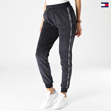 https://laboutiqueofficielle-res.cloudinary.com/image/upload/v1627647047/Desc/Watermark/5logo_tommyhilfiger_watermark.svg Tommy Hilfiger - Pantalon Jogging Femme A Bandes 2220 Bleu Marine