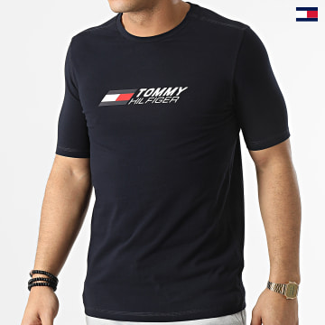 https://laboutiqueofficielle-res.cloudinary.com/image/upload/v1627647047/Desc/Watermark/5logo_tommyhilfiger_watermark.svg Tommy Sport - Tee Shirt Logo 1098 Bleu Marine
