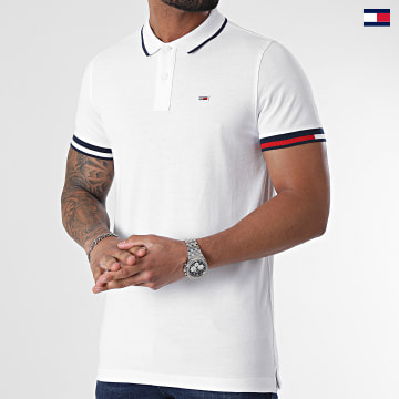 https://laboutiqueofficielle-res.cloudinary.com/image/upload/v1627647047/Desc/Watermark/5logo_tommyhilfiger_watermark.svg Tommy Jeans - Polo A Manches Courtes Regular Flag Cuffs 2963 Blanc