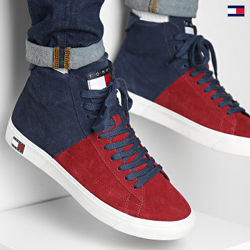https://laboutiqueofficielle-res.cloudinary.com/image/upload/v1627647047/Desc/Watermark/5logo_tommyhilfiger_watermark.svg Tommy Jeans - Baskets Retro Mid Vulcan Varsity 0887 Red White Blue