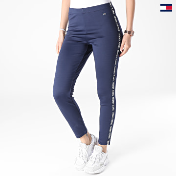 https://laboutiqueofficielle-res.cloudinary.com/image/upload/v1627647047/Desc/Watermark/5logo_tommyhilfiger_watermark.svg Tommy Jeans - Legging Femme A Bandes Tape Leg 1325 Bleu Marine