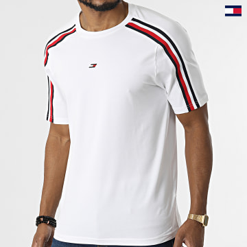 https://laboutiqueofficielle-res.cloudinary.com/image/upload/v1627647047/Desc/Watermark/5logo_tommyhilfiger_watermark.svg Tommy Sport - Tee Shirt A Bandes Global Stripe 5288 Blanc
