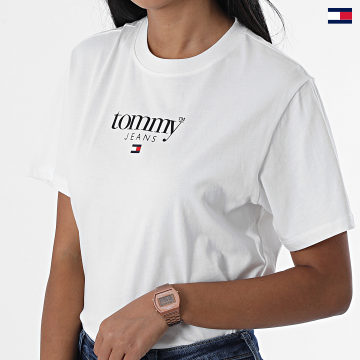 https://laboutiqueofficielle-res.cloudinary.com/image/upload/v1627647047/Desc/Watermark/5logo_tommyhilfiger_watermark.svg Tommy Jeans - Tee Shirt Femme Classic Essential Logo 4366 Blanc