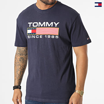 https://laboutiqueofficielle-res.cloudinary.com/image/upload/v1627647047/Desc/Watermark/5logo_tommyhilfiger_watermark.svg Tommy Jeans - Tee Shirt Classic Athletic Twisted Logo 4991 Bleu Marine