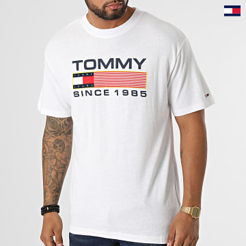 https://laboutiqueofficielle-res.cloudinary.com/image/upload/v1627647047/Desc/Watermark/5logo_tommyhilfiger_watermark.svg Tommy Jeans - Tee Shirt Classic Athletic Twisted Logo 4991 Blanc