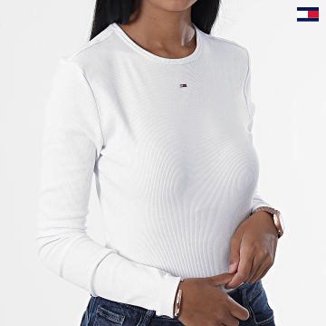 https://laboutiqueofficielle-res.cloudinary.com/image/upload/v1627647047/Desc/Watermark/5logo_tommyhilfiger_watermark.svg Tommy Jeans - Tee Shirt Manches Longues Femme Baby Rib Jersey 4277 Blanc