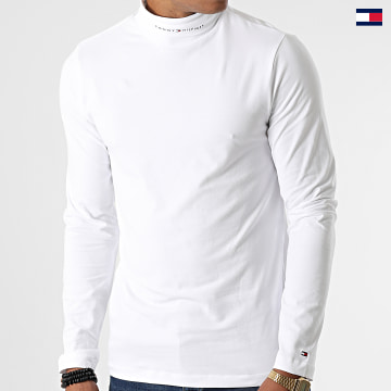 https://laboutiqueofficielle-res.cloudinary.com/image/upload/v1627647047/Desc/Watermark/5logo_tommyhilfiger_watermark.svg Tommy Hilfiger - Tee Shirt Col Roulé Manches Longues Tommy Logo 8787 Blanc