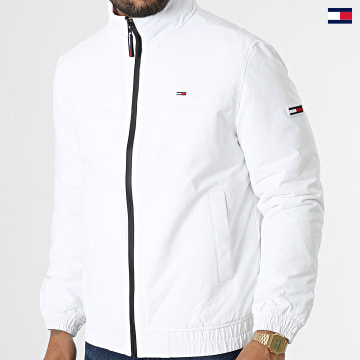 https://laboutiqueofficielle-res.cloudinary.com/image/upload/v1627647047/Desc/Watermark/5logo_tommyhilfiger_watermark.svg Tommy Jeans - Veste Zippée Essenital 4454 Blanc