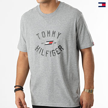 https://laboutiqueofficielle-res.cloudinary.com/image/upload/v1627647047/Desc/Watermark/5logo_tommyhilfiger_watermark.svg Tommy Sport - Tee Shirt Varsity Graphic 7572 Gris Chiné