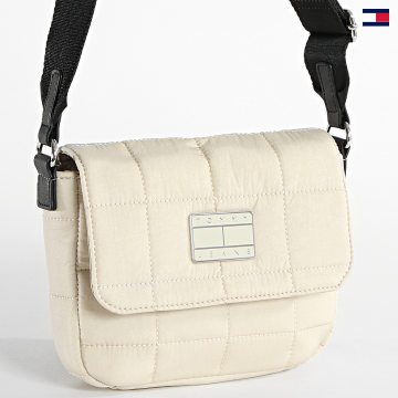https://laboutiqueofficielle-res.cloudinary.com/image/upload/v1627647047/Desc/Watermark/5logo_tommyhilfiger_watermark.svg Tommy Jeans - Sac A Main Femme Casual Quilted 2492 Beige