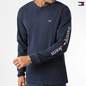https://laboutiqueofficielle-res.cloudinary.com/image/upload/v1627647047/Desc/Watermark/5logo_tommyhilfiger_watermark.svg Tommy Jeans - Tee Shirt Manches Longues Classic Serif Linear 4986 Bleu Marine
