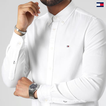 https://laboutiqueofficielle-res.cloudinary.com/image/upload/v1627647047/Desc/Watermark/5logo_tommyhilfiger_watermark.svg Tommy Hilfiger - Chemise Manches Longues Core Flex Dobby 5038 Blanc