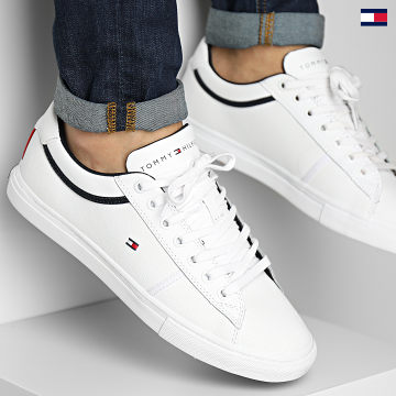 https://laboutiqueofficielle-res.cloudinary.com/image/upload/v1627647047/Desc/Watermark/5logo_tommyhilfiger_watermark.svg Tommy Hilfiger - Baskets Iconic Leather Vulcanized Punched 4166 White