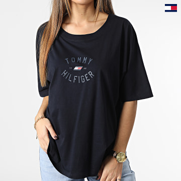 https://laboutiqueofficielle-res.cloudinary.com/image/upload/v1627647047/Desc/Watermark/5logo_tommyhilfiger_watermark.svg Tommy Sport - Tee Shirt Femme Relaxed Graphic 1474 Bleu Marine