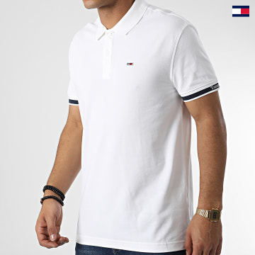 https://laboutiqueofficielle-res.cloudinary.com/image/upload/v1627647047/Desc/Watermark/5logo_tommyhilfiger_watermark.svg Tommy Jeans - Polo Manches Courtes Classic Essential 5751 Blanc