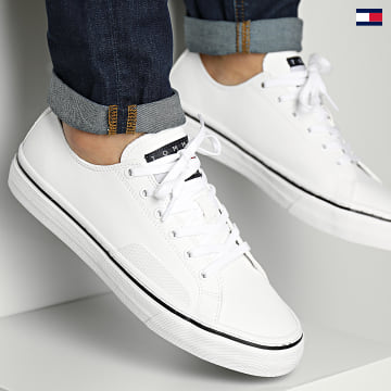https://laboutiqueofficielle-res.cloudinary.com/image/upload/v1627647047/Desc/Watermark/5logo_tommyhilfiger_watermark.svg Tommy Jeans - Baskets Lace Vulcan 1047 White