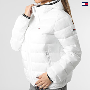 https://laboutiqueofficielle-res.cloudinary.com/image/upload/v1627647047/Desc/Watermark/5logo_tommyhilfiger_watermark.svg Tommy Jeans - Doudoune Femme Quilted Tape 5168 Blanc