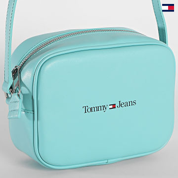 https://laboutiqueofficielle-res.cloudinary.com/image/upload/v1627647047/Desc/Watermark/5logo_tommyhilfiger_watermark.svg Tommy Jeans - Sac A Main Femme Essential 4120 Bleu Clair