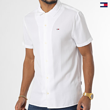 https://laboutiqueofficielle-res.cloudinary.com/image/upload/v1627647047/Desc/Watermark/5logo_tommyhilfiger_watermark.svg Tommy Jeans - Chemise Manches Courtes Classic Solid Camp Shirt 5936 Blanc