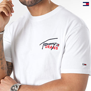 https://laboutiqueofficielle-res.cloudinary.com/image/upload/v1627647047/Desc/Watermark/5logo_tommyhilfiger_watermark.svg Tommy Jeans - Tee Shirt Classic Graphic Signature 6236 Blanc