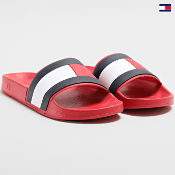 https://laboutiqueofficielle-res.cloudinary.com/image/upload/v1627647047/Desc/Watermark/5logo_tommyhilfiger_watermark.svg Tommy Hilfiger - Claquettes Rubber Flag Pool 4263 Primary Red