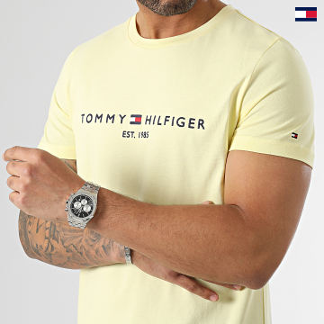 https://laboutiqueofficielle-res.cloudinary.com/image/upload/v1627647047/Desc/Watermark/5logo_tommyhilfiger_watermark.svg Tommy Hilfiger - Tee Shirt Tommy Logo 1797 Jaune Clair