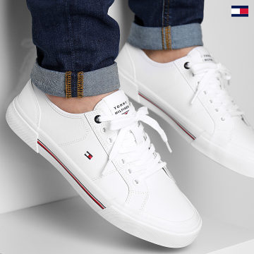 https://laboutiqueofficielle-res.cloudinary.com/image/upload/v1627647047/Desc/Watermark/5logo_tommyhilfiger_watermark.svg Tommy Hilfiger - Baskets Core Corporate Vulcan Leather 4561 White