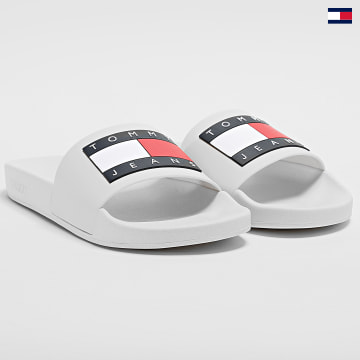 https://laboutiqueofficielle-res.cloudinary.com/image/upload/v1627647047/Desc/Watermark/5logo_tommyhilfiger_watermark.svg Tommy Jeans - Claquettes Pool Slide 1191 Ecru
