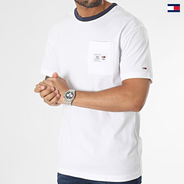 https://laboutiqueofficielle-res.cloudinary.com/image/upload/v1627647047/Desc/Watermark/5logo_tommyhilfiger_watermark.svg Tommy Jeans - Tee Shirt Poche Classic Label Ringe 6317 Blanc