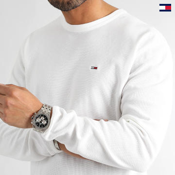 https://laboutiqueofficielle-res.cloudinary.com/image/upload/v1627647047/Desc/Watermark/5logo_tommyhilfiger_watermark.svg Tommy Jeans - Sweat Crewneck Classic Waffle 6318 Blanc