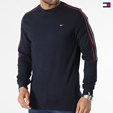 https://laboutiqueofficielle-res.cloudinary.com/image/upload/v1627647047/Desc/Watermark/5logo_tommyhilfiger_watermark.svg Tommy Sport - Sweat Crewneck A Bandes Textured Tape 0402 Bleu Marine