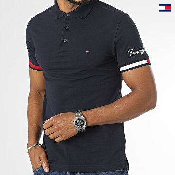 https://laboutiqueofficielle-res.cloudinary.com/image/upload/v1627647047/Desc/Watermark/5logo_tommyhilfiger_watermark.svg Tommy Hilfiger - Polo Manches Courtes Flag Cuff Slim 0764 Bleu Marine