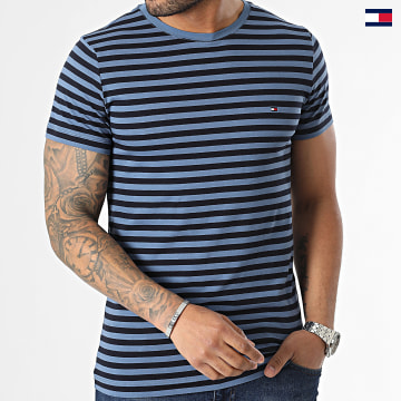 https://laboutiqueofficielle-res.cloudinary.com/image/upload/v1627647047/Desc/Watermark/5logo_tommyhilfiger_watermark.svg Tommy Hilfiger - Tee Shirt A Rayures Stretch Slim 0800 Noir Bleu Clair