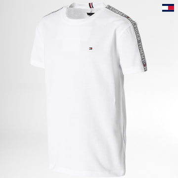 https://laboutiqueofficielle-res.cloudinary.com/image/upload/v1627647047/Desc/Watermark/5logo_tommyhilfiger_watermark.svg Tommy Hilfiger - Tee Shirt A Bandes Enfant Tape 8196 Blanc