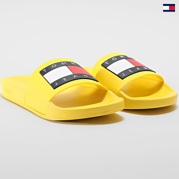 https://laboutiqueofficielle-res.cloudinary.com/image/upload/v1627647047/Desc/Watermark/5logo_tommyhilfiger_watermark.svg Tommy Jeans - Claquettes Pool Slide Essential 1191 Star Fruit Yellow