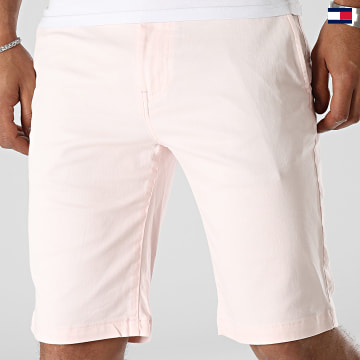 https://laboutiqueofficielle-res.cloudinary.com/image/upload/v1627647047/Desc/Watermark/5logo_tommyhilfiger_watermark.svg Tommy Jeans - Short Chino 3221 Rose Clair